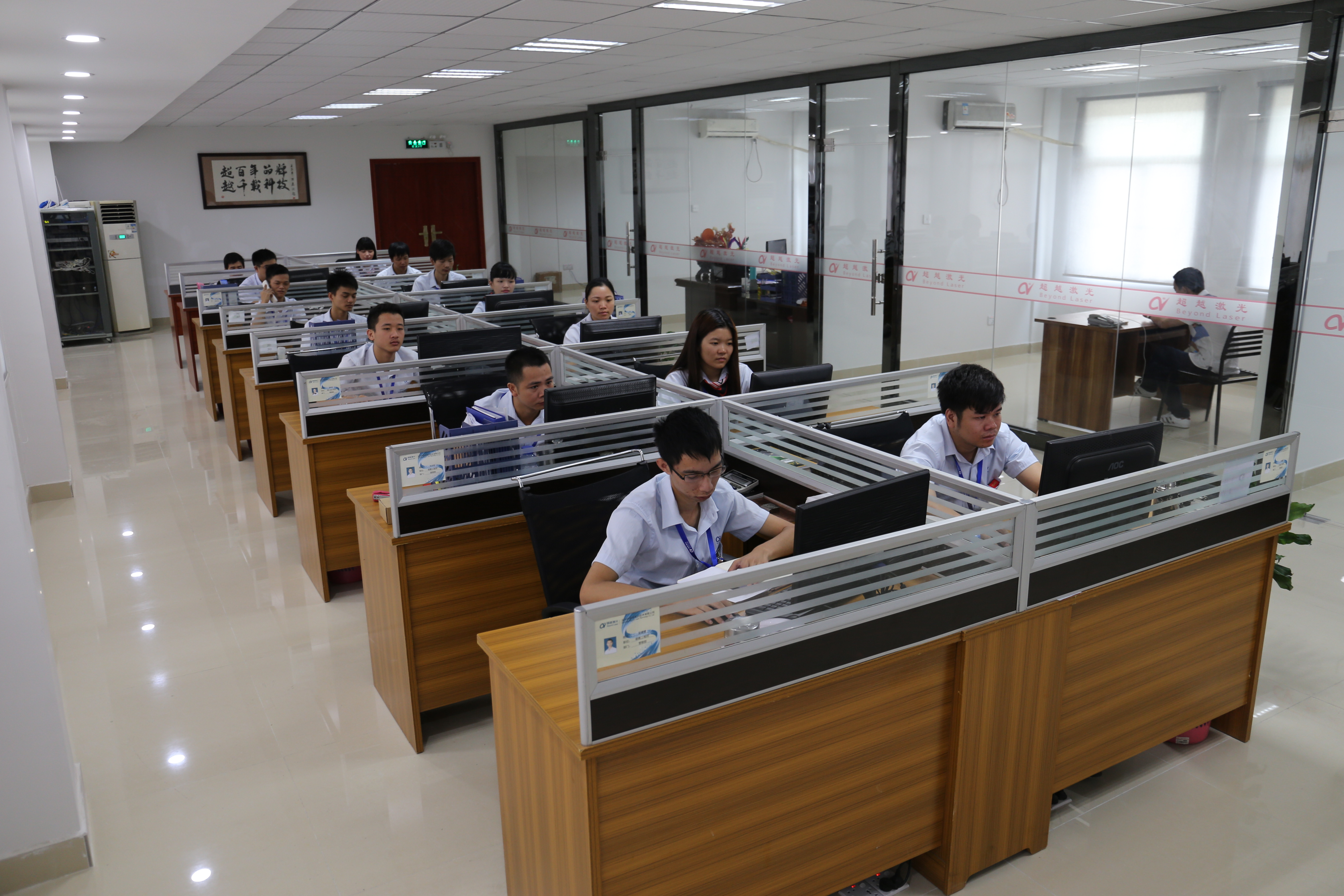 超越激光办公人员 超越激光办公人员