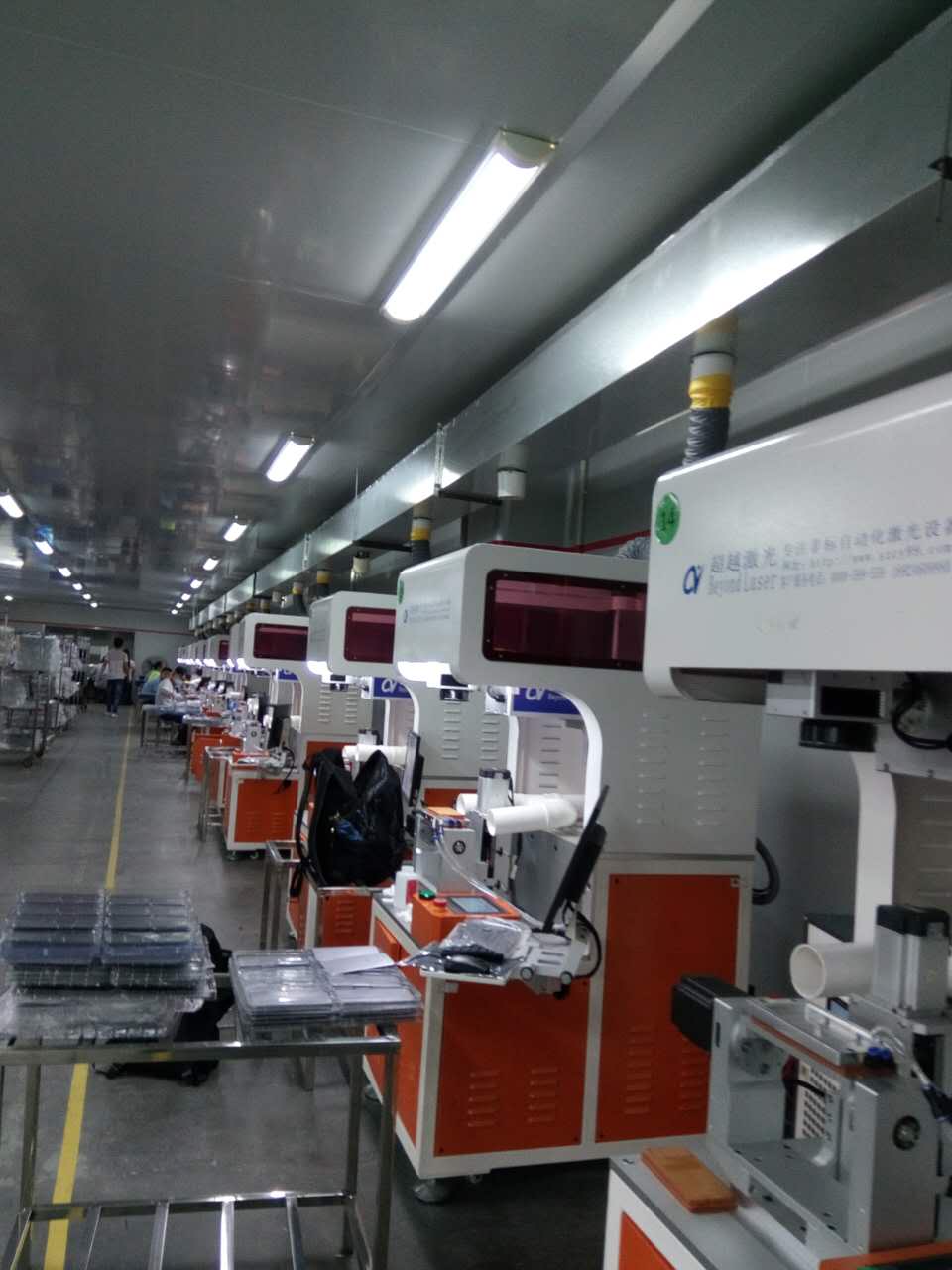 手机边框激光镭雕生产现场2