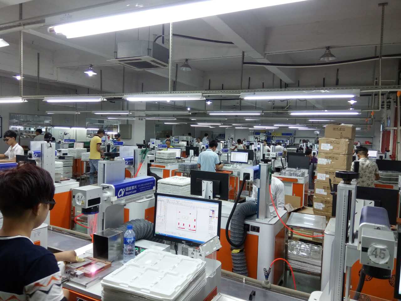 联想手机外壳激光打标现场图 联想手机外壳激光打标现场图