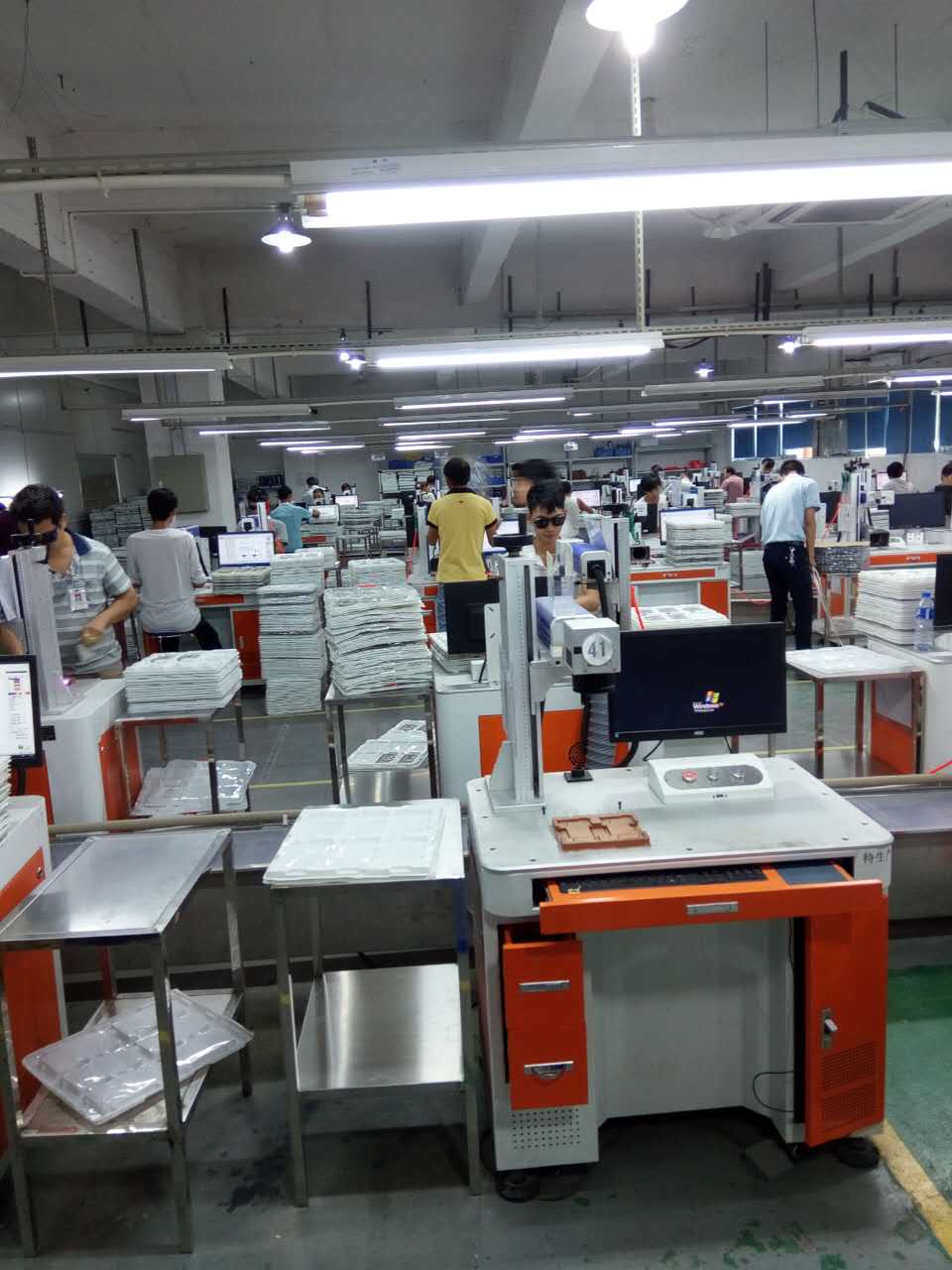 联想手机外壳激光打标生产现场 联想手机外壳激光打标生产现场