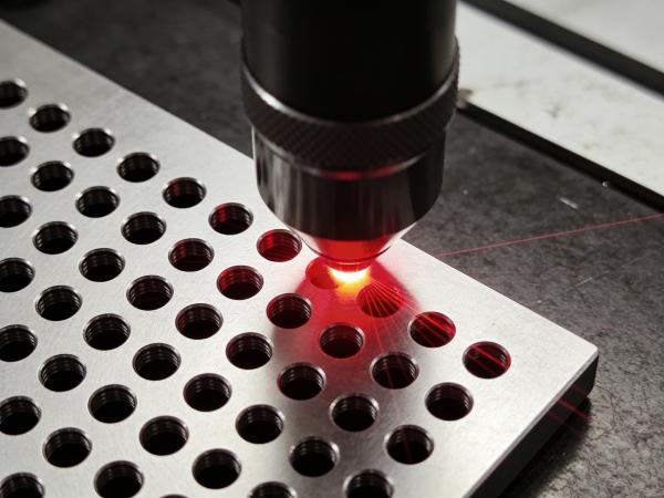 重塑行业标准：红外飞秒激光切割机在钛合金盲孔加工中的应用-超越激光